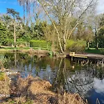 The Reading Whole Apartment With Private Lake And Gardens