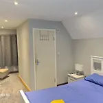 The Reading Whole Apartment With Private Lake And Gardens