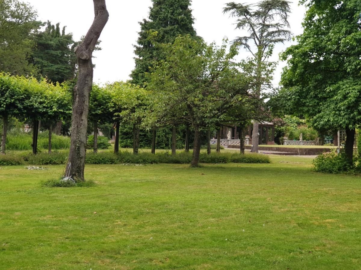 The Whole With Private And Gardens Apartment *